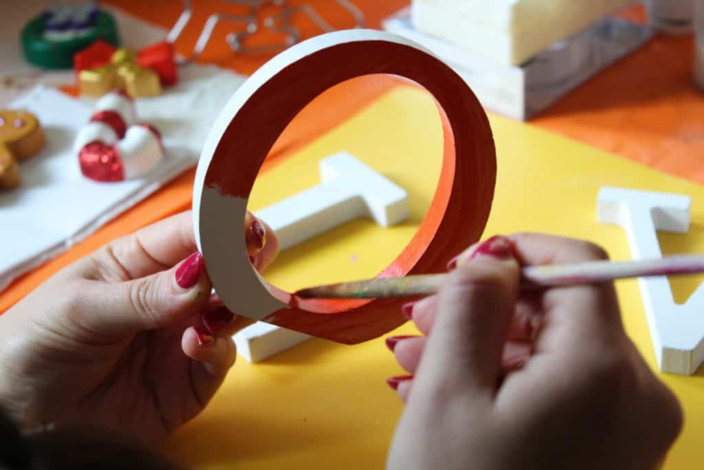 Create homemade crafts for the Christmas tree with your family this Christmas